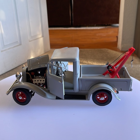 Vintage Road Legends 1/18 92257-1934 Ford Pick-up Wrecker-Grey. - Picture 8 of 13